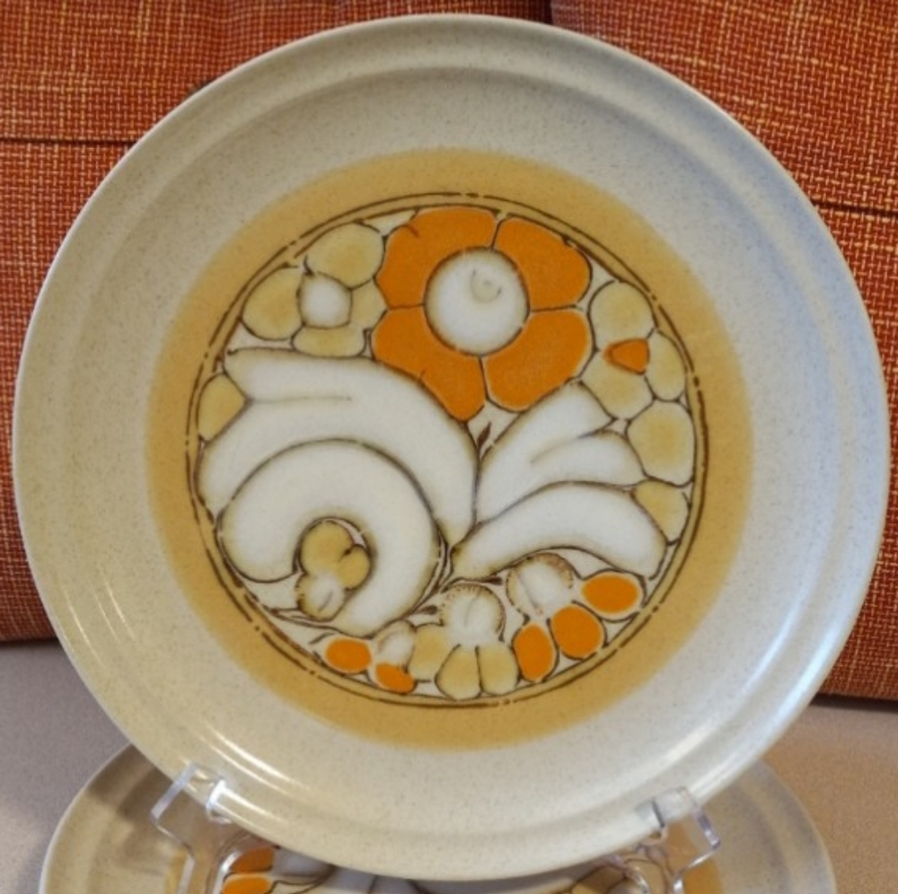 Yamaka Stoneware Tiffany Flowers Dinner Plate
